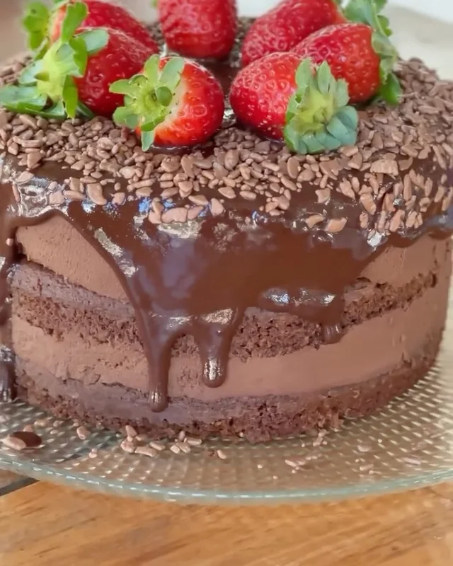 Torta de morango sem açúcar com cobertura de chocolate