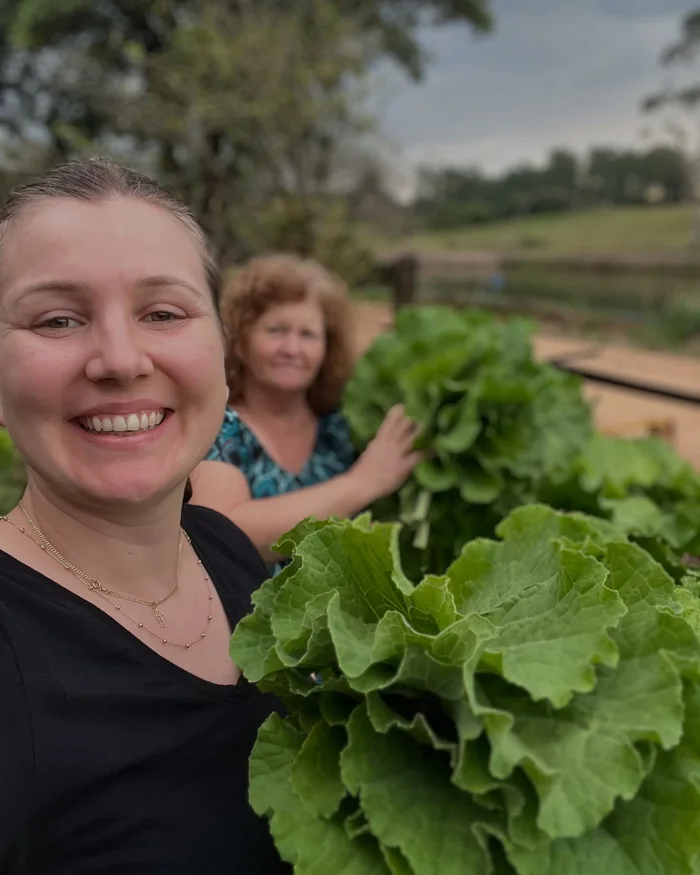 Família da Sabores do Campo colhendo verduras num domingo na roça